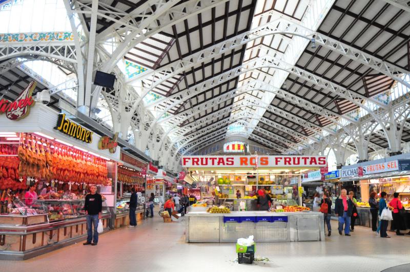 Markthalle mit Obst- und Wurstständen in Valencia