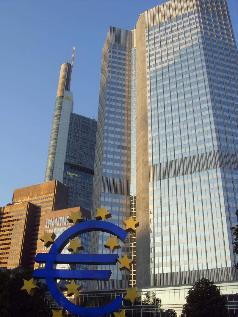Blaues Euro-Symbol vor Frankfurter Hochhäusern