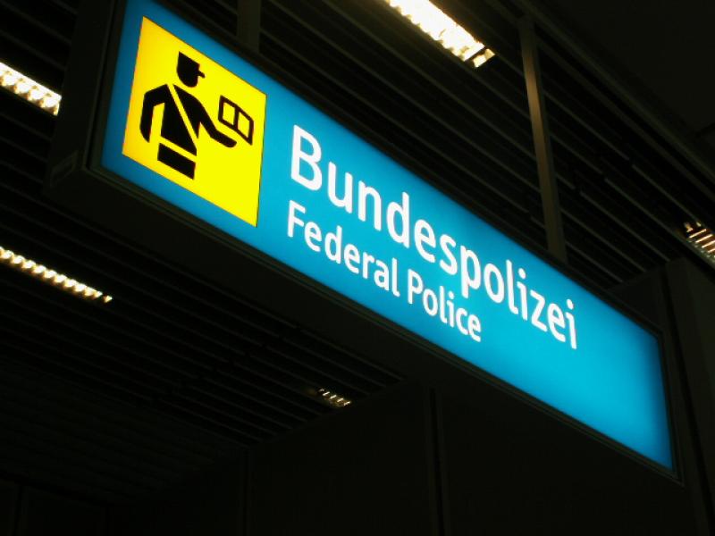 Hinweisschild der Bundespolizei im Flughafen