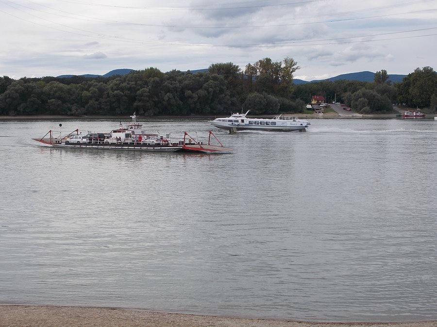 File:Dunakeszi-Horany ferry and Vocsok III. hydrofoil, 2016 Dunakeszi.jpg