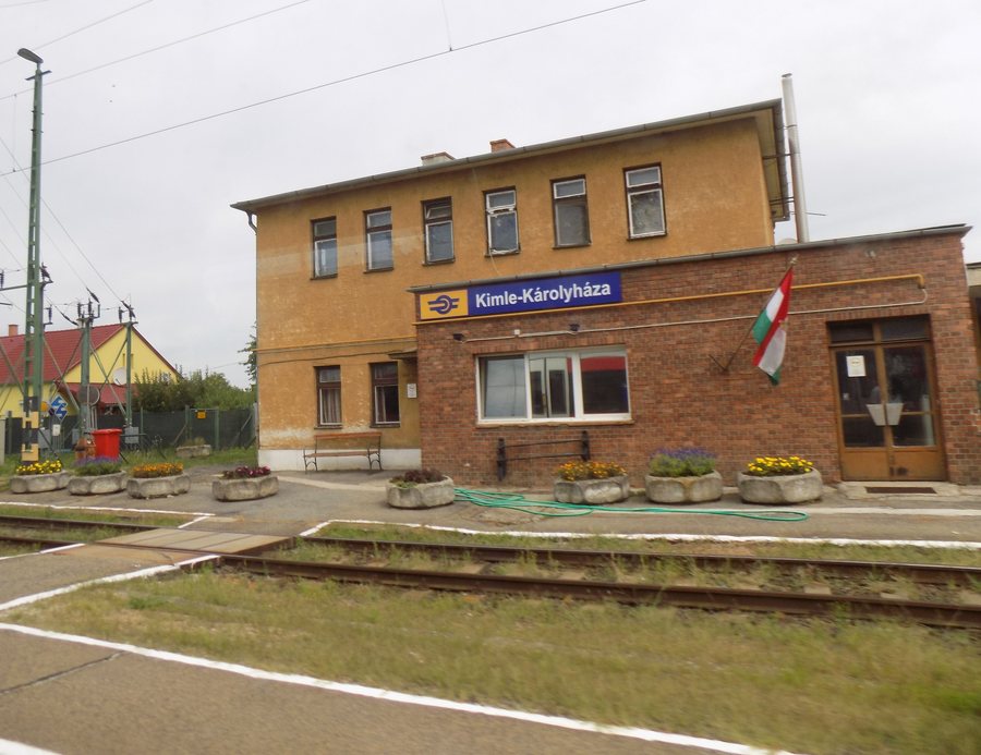 File:Kimle-Károlyháza vasútállomás.jpg