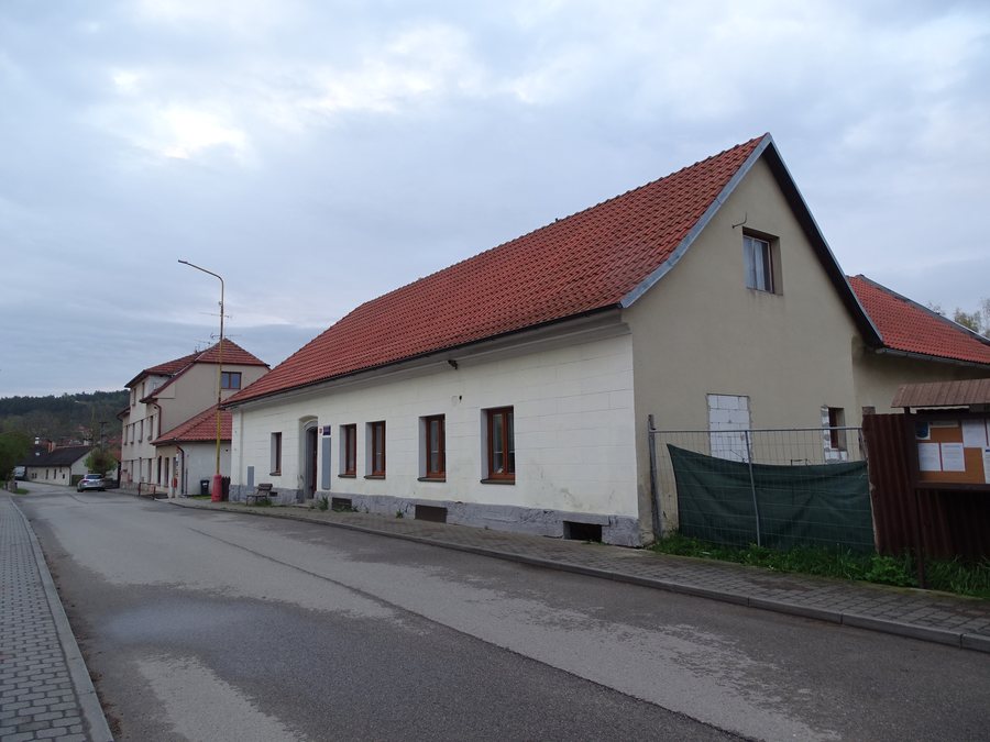 File:Louňovice pod Blaníkem čp. 48, obecní knihovna.jpg