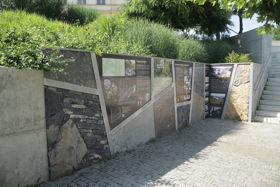 File:Overview of Geological signs near Nad Berounkou street in Radotín, Prague.jpg