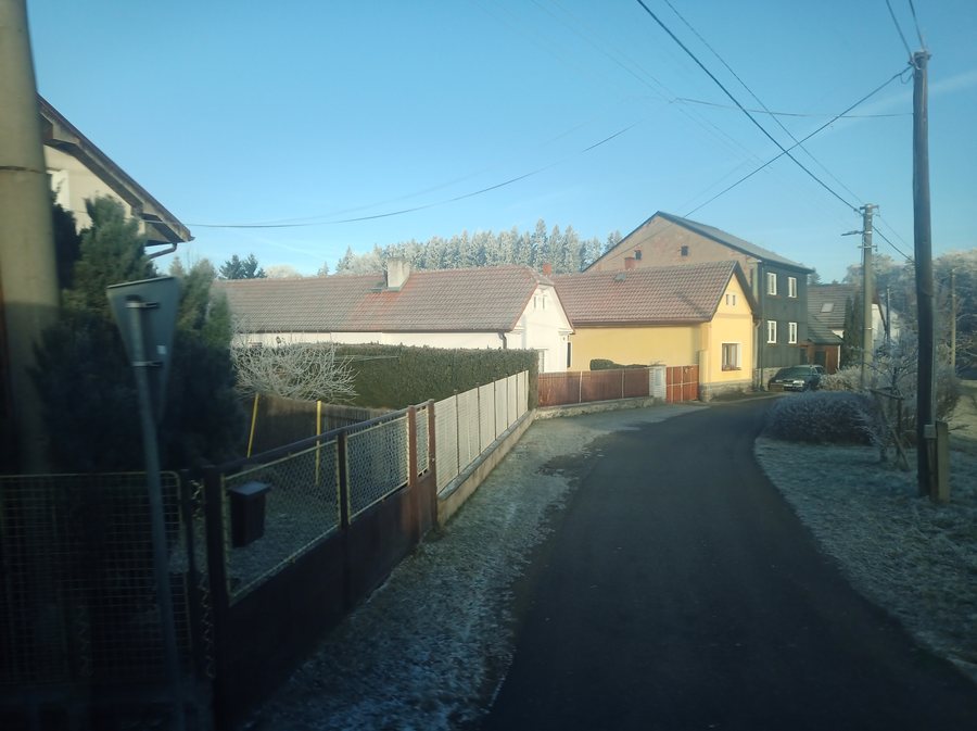 File:Zalužany, okolí rybníka.jpg