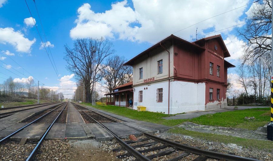File:Omlenice, train station 02.jpg