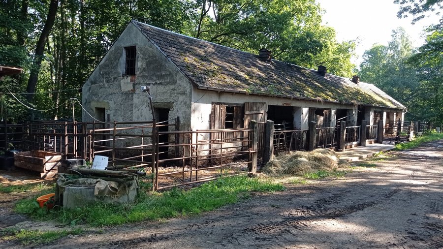 File:Brloh, Kovářov, farm building west 01.jpg
