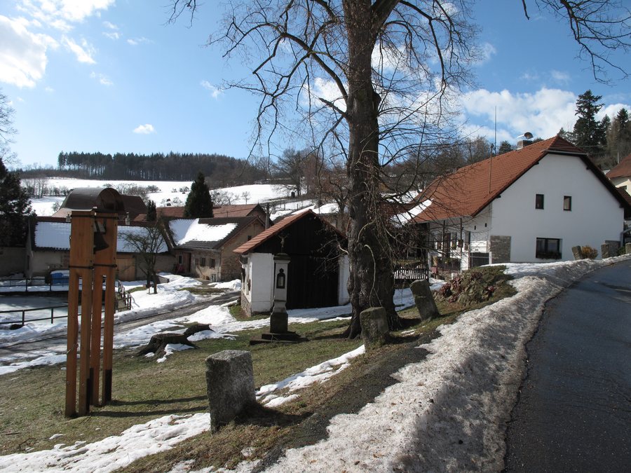File:Kostelní Střimelice - zvonička a boží muka.JPG