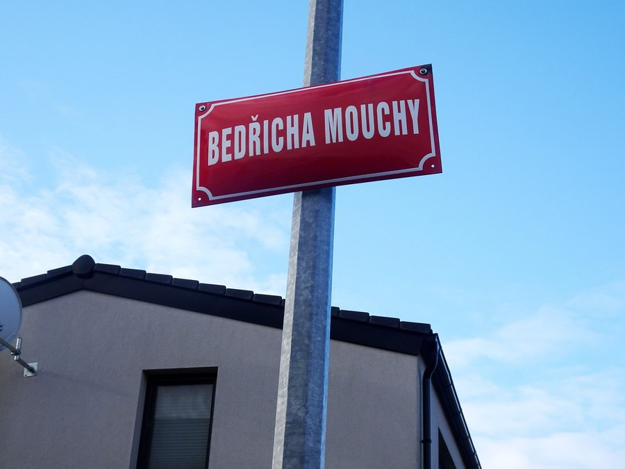 File:Nehvizdy, Bedřicha Mouchy, tabule.jpg
