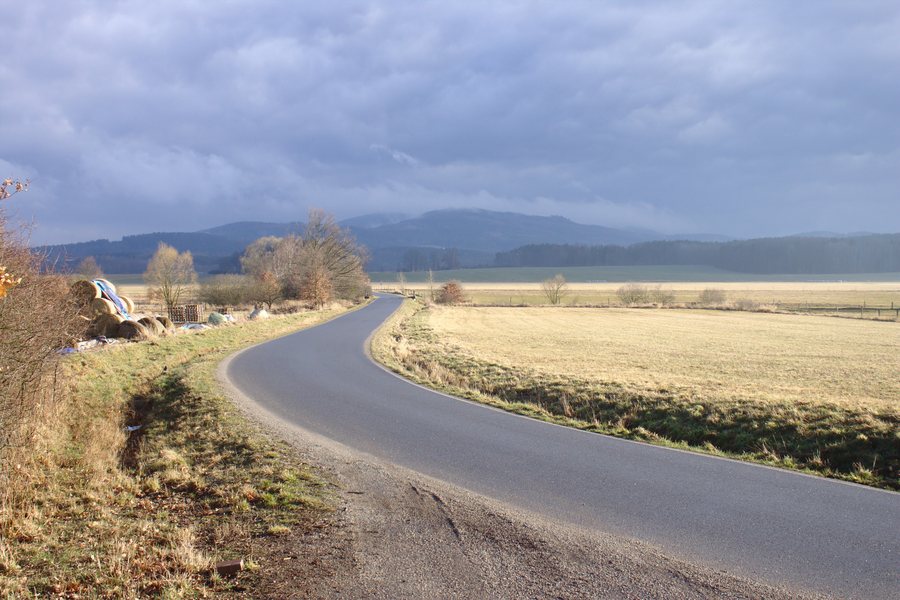 File:Lužice, zatáčka.jpg