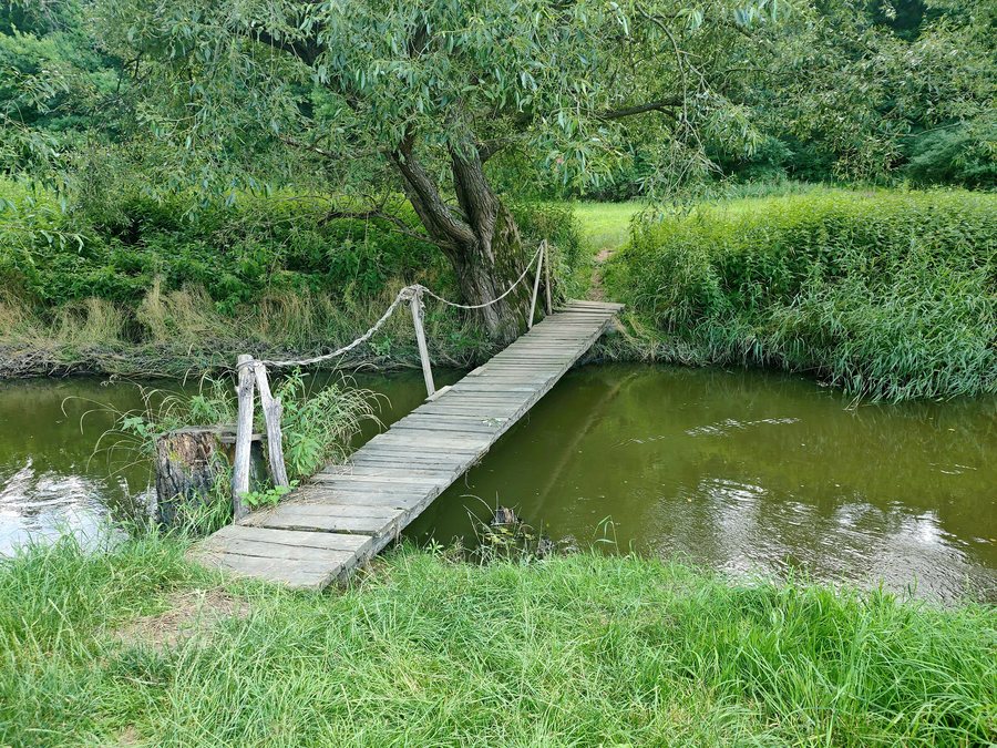 File:Lávka přes Kocábu u obce Pouště.jpg