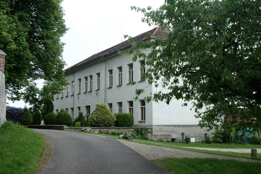 File:Ouběnice, bývalá škola.jpg