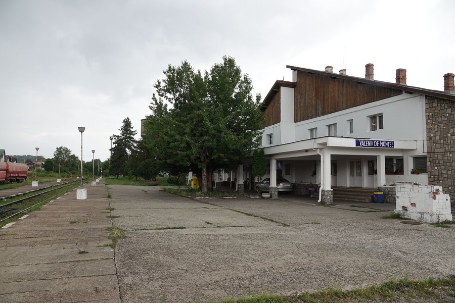 File:Vălenii de Munte train station.01.jpg