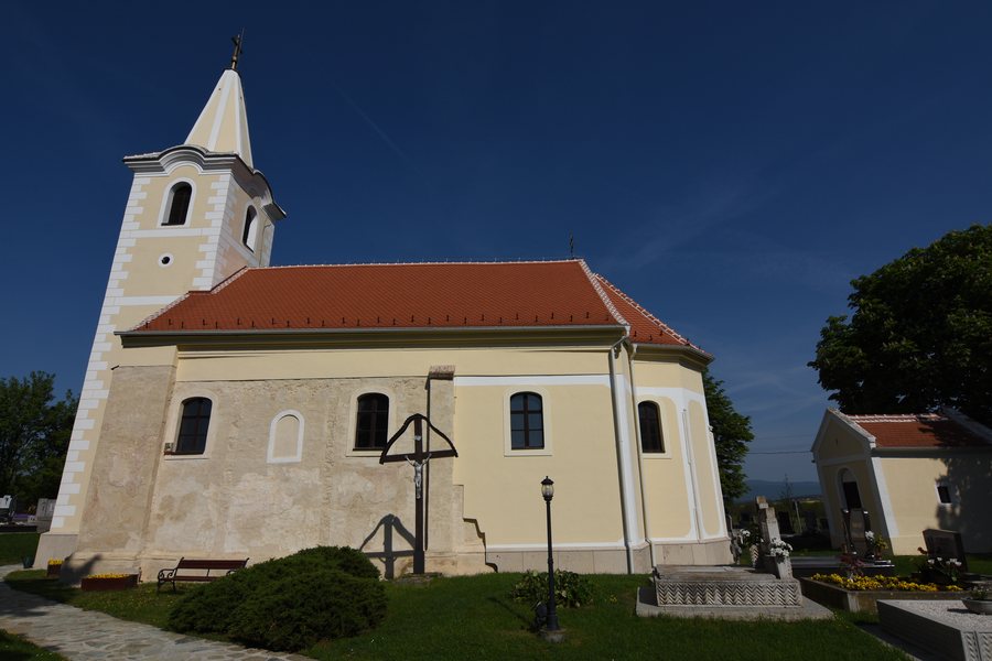 File:Dozmat 2018, katolikus templom.jpg