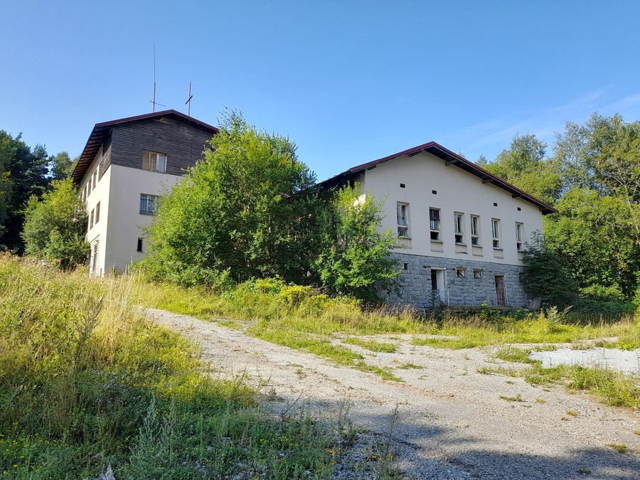 File:Horní Planá, Přední Zvonková bývalá kasárna Pohraniční stráže.jpg