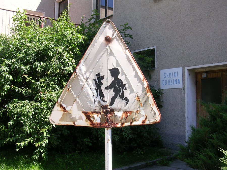 File:Dublovice, značka u školní družiny.jpg