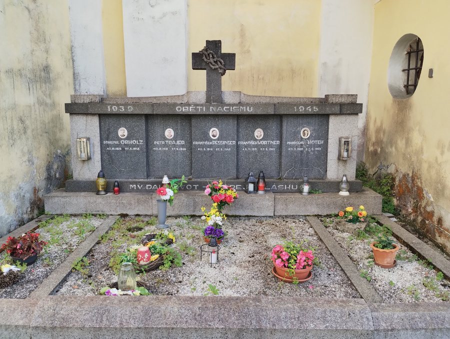 File:Hřbitov Soběnov 2.jpg