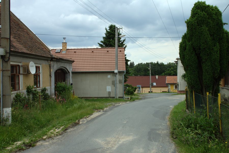 File:Lašovice, cesta II.jpg