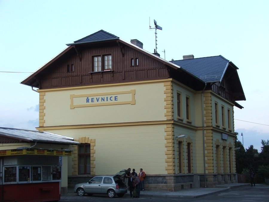 File:Revnice nadrazi 4346.JPG