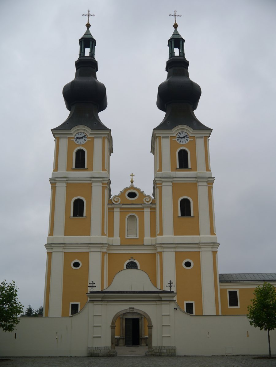 File:Máriapócs Basilika Sieben Schmerzen Mariä Fassade 2.JPG
