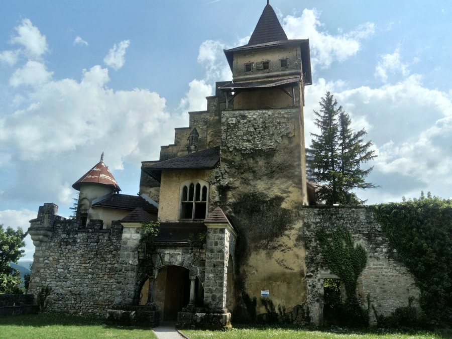 File:Stari grad Ostrožac (16. 5. 2017).jpg