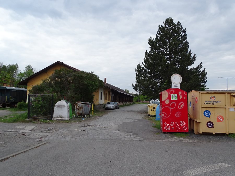 File:Nádraží Příbram, sklady.jpg