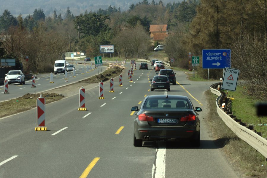 File:Jíloviště, dálnice D4, kolona II.jpg