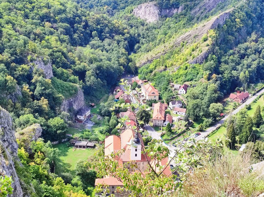 File:Svatý Jan pod Skalou, pohled ze skály.jpg