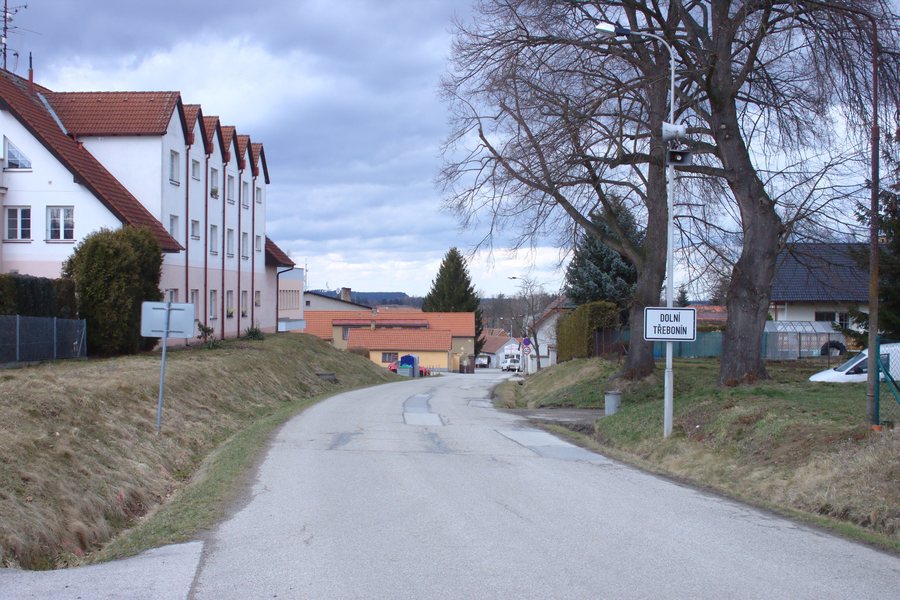 File:Dolní Třebonín, hlavní silnice II.jpg
