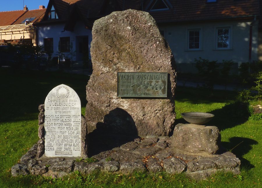 File:Lelekovice, památník.JPG