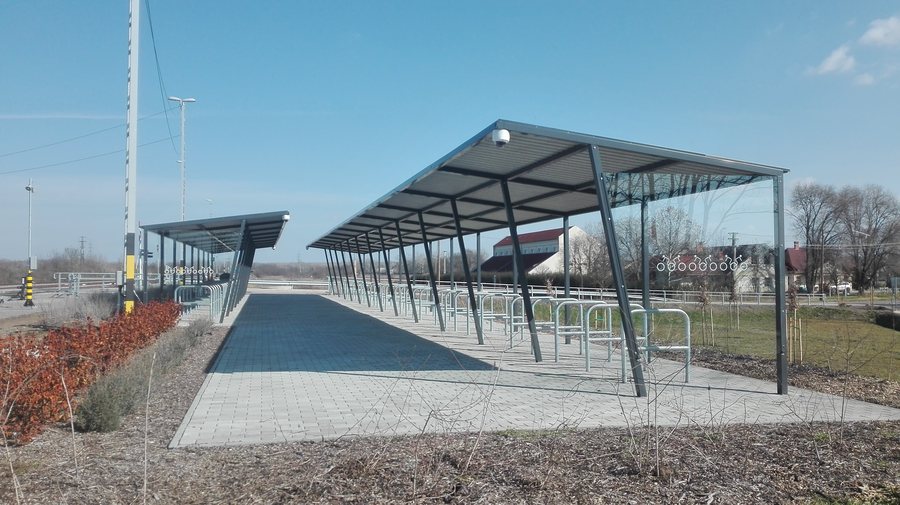 File:Algyő vasútállomás B+R kerékpártároló 2021-02-28.JPG