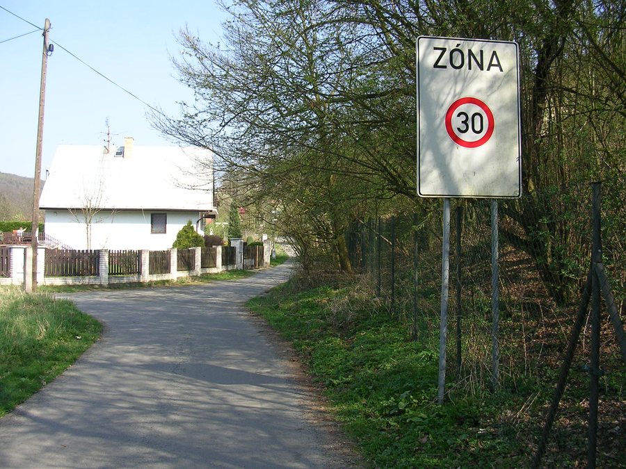 File:Pikovice, Okružní, zóna 30.jpg