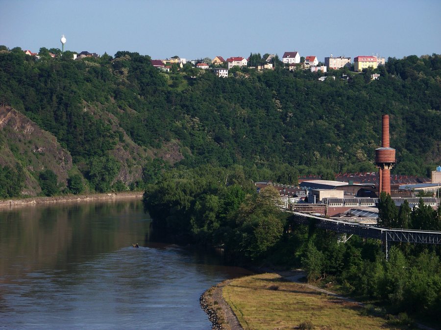 File:Libčická šroubárna a Větrušice, z Liběhradu.jpg