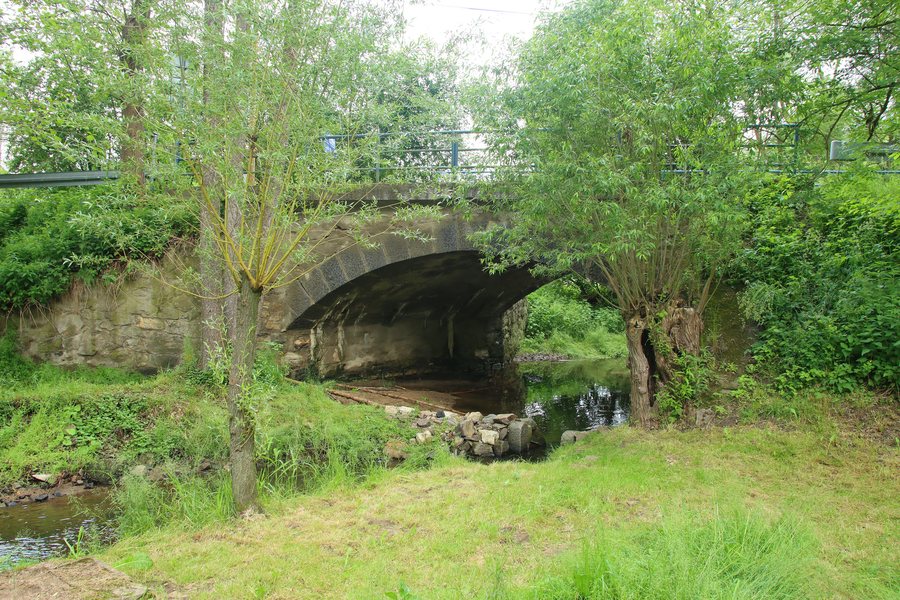File:Týnčany, most přes Brzinu, 2022 (01).jpg