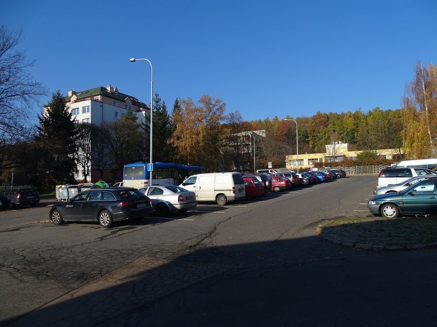 File:Kobylisy, Kubíkova, parkoviště, zastávka Domov seniorů Ďáblice.jpg