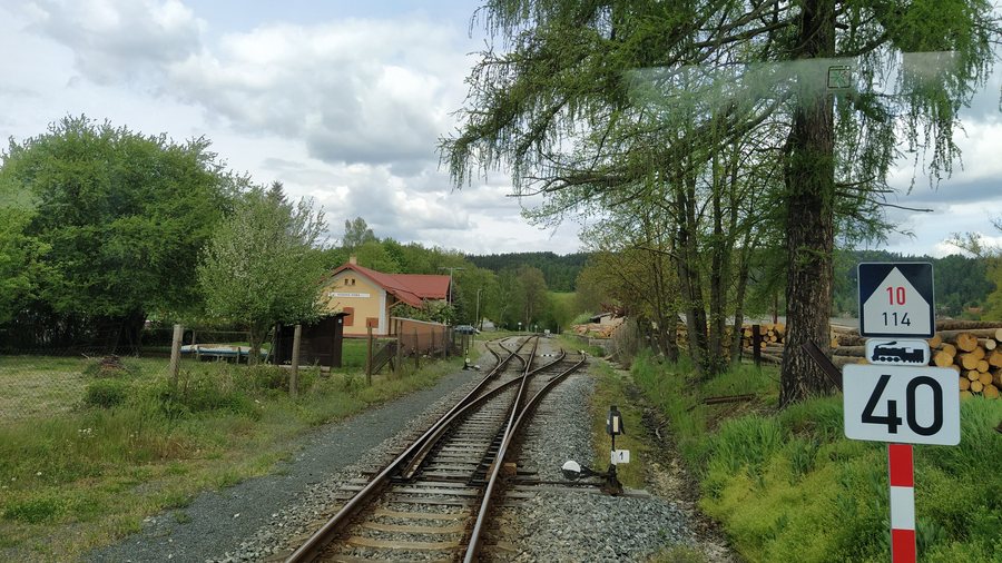 File:Kosova Hora, nádraží, od přejezdu.jpg