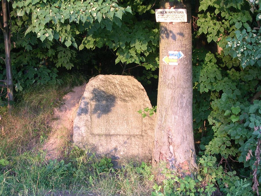 File:Výžerky, pamětní kámen a turistické značení.jpg
