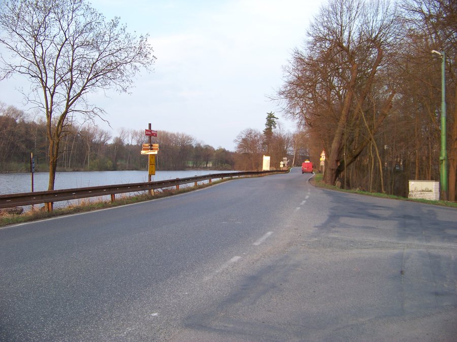 File:Štiřín, Želivecká a Ringhofferova, Štiřínský rybník.jpg