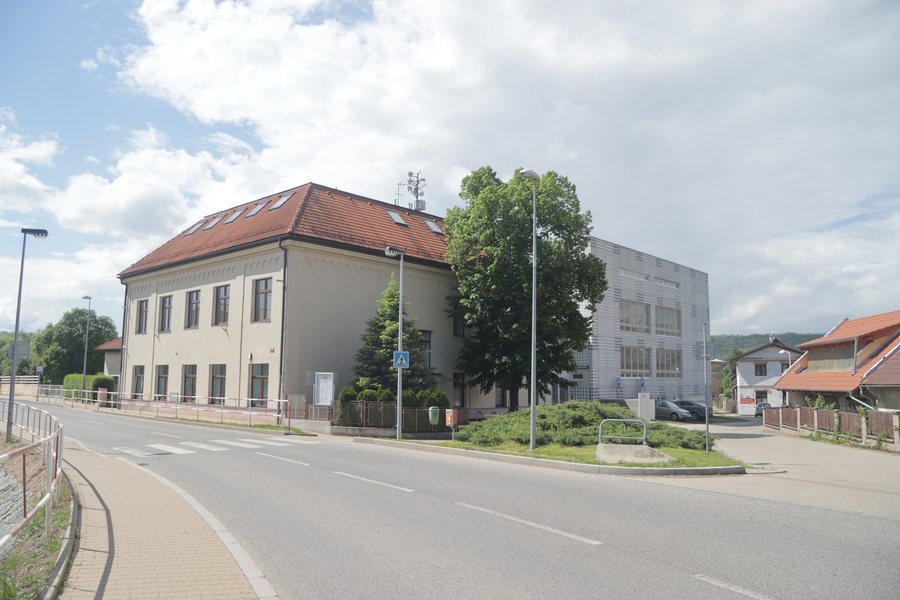 File:Overview of Základní škola Praha-Lipence at Černošická street in Lipence, Prague.jpg