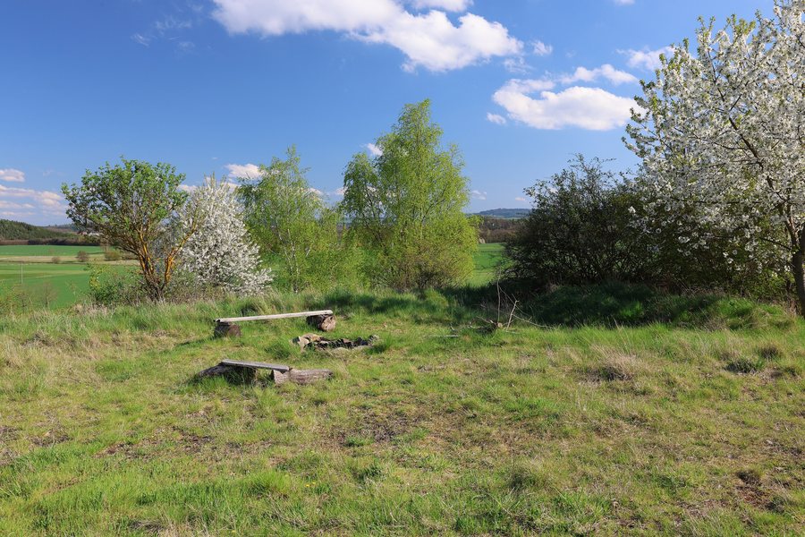 File:Odpočívadlo Nesvačily - Ohniště.jpg