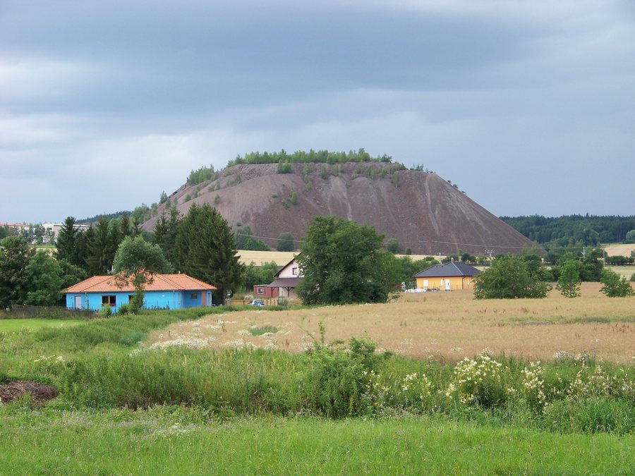 File:Lešetice, halda u šachty č. 4, pohled ze vsi.jpg