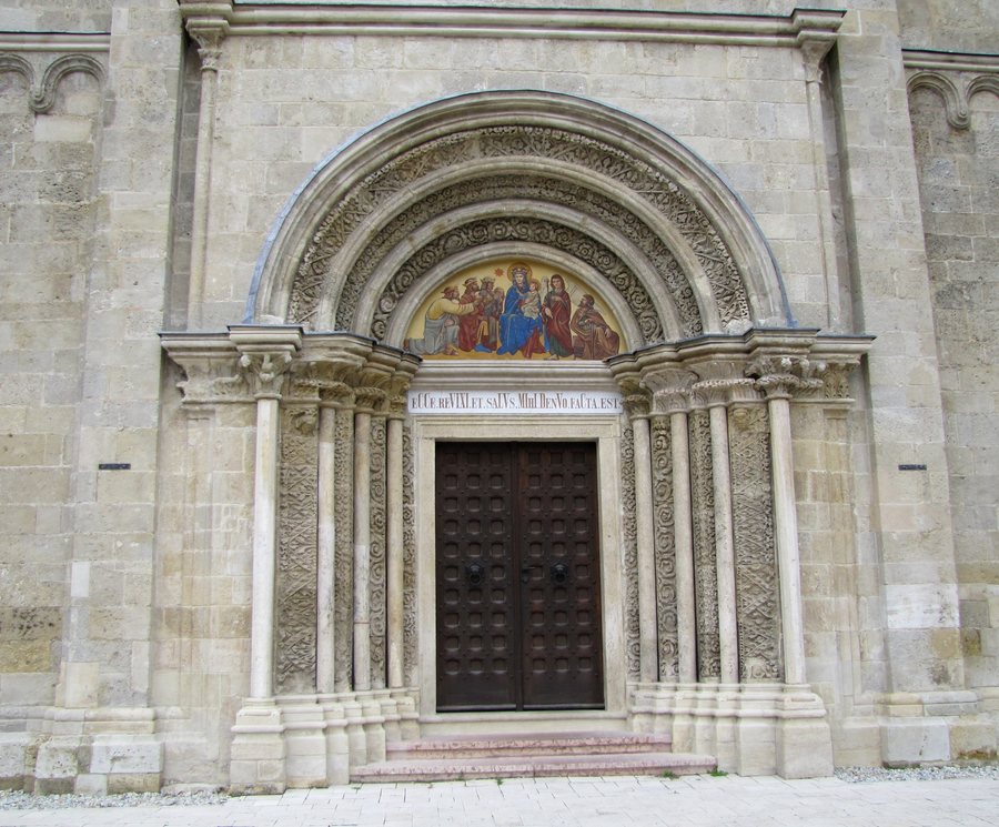 File:Szent Jakab templom, portál, Lébény 01.jpg