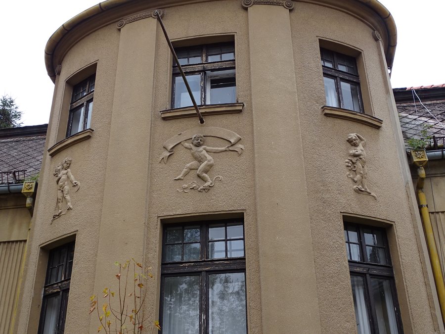 File:Kolešov čp. 14, fasáda s reliéfy.jpg