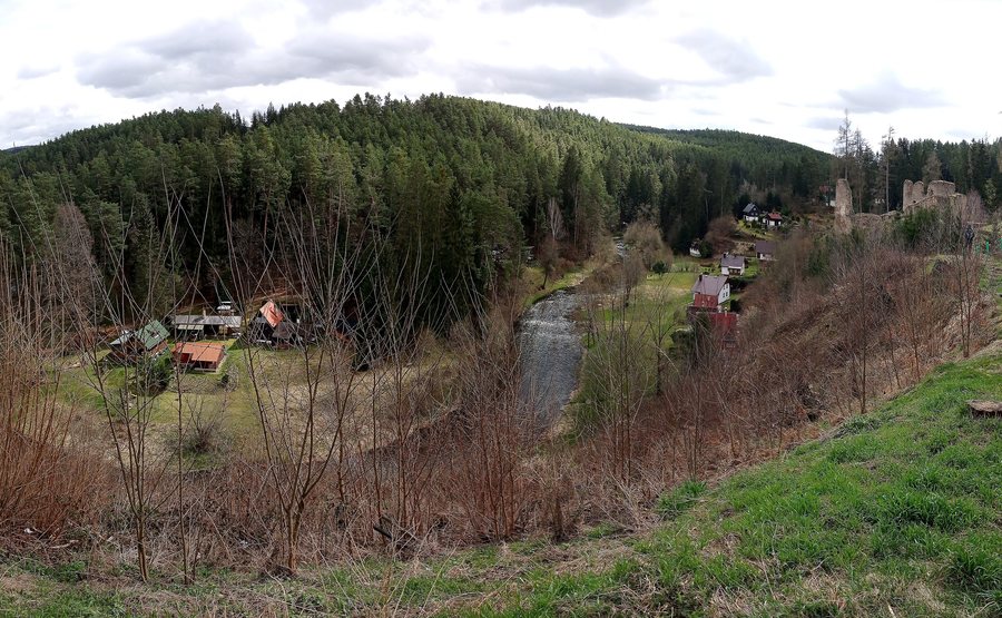 File:Pořešín Castle + Malše River valley 02.jpg