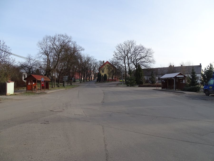 File:Tachlovice, Jakubská náves, od Karlštejnské.jpg
