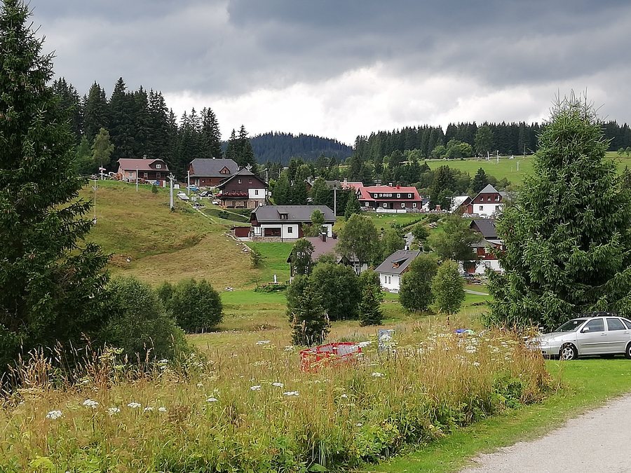 File:Ceska.Republika.Sumava.Kvilda.Hamerske.domky.jpg