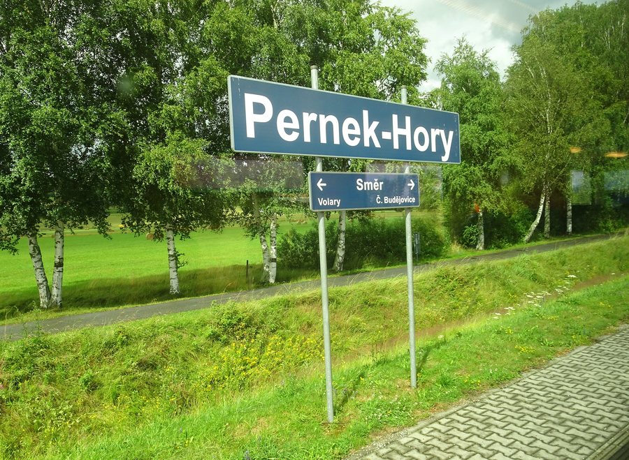 File:Pernek-Hory, železniční zastávka.jpg
