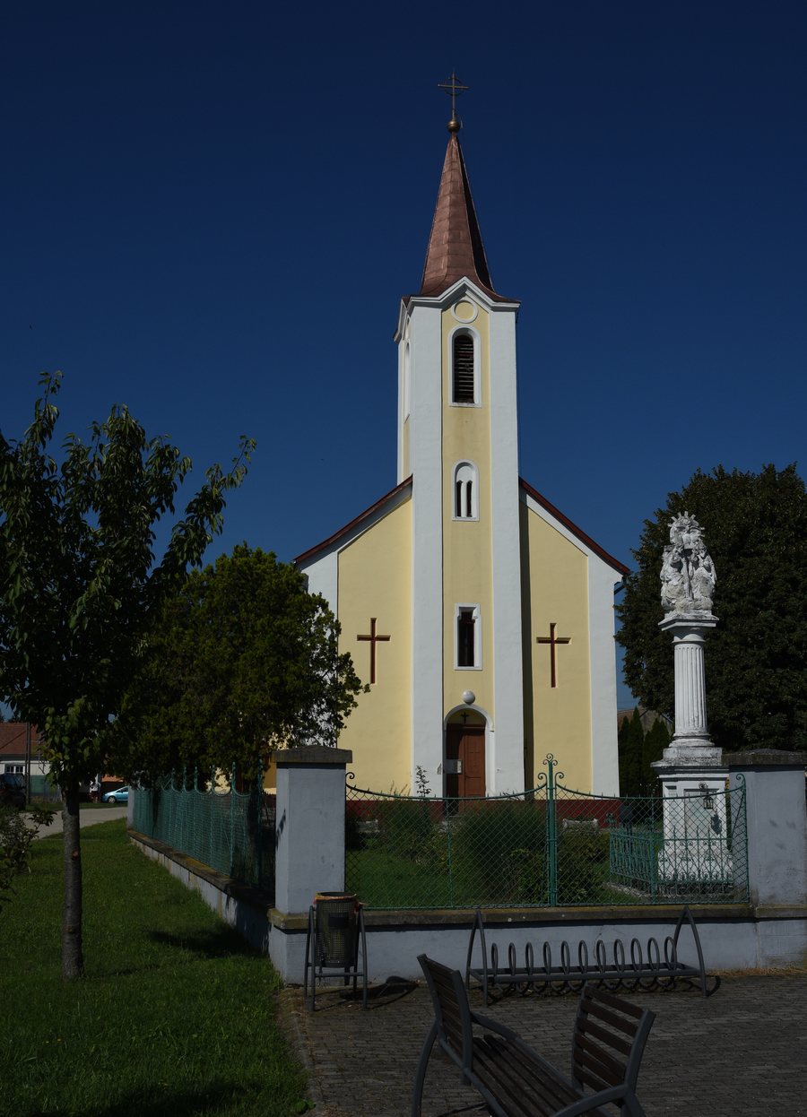 File:Roman Catholic church in Sótony 02.jpg