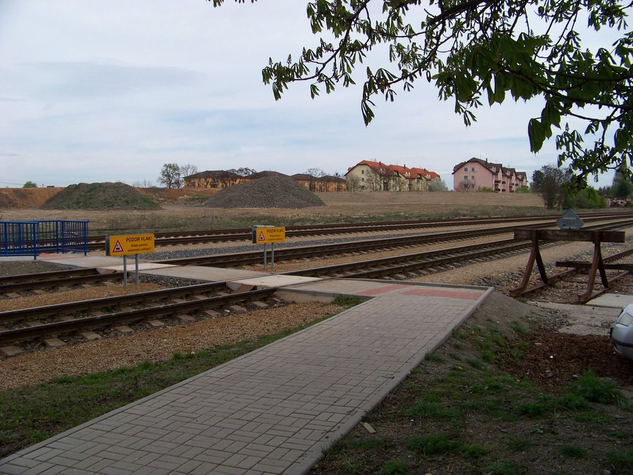 File:Rudná u Prahy, přechod, v pozadí Chrášťany.jpg