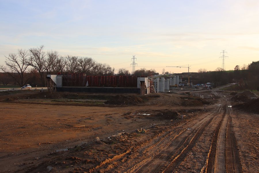 File:D4, výstavba a příprava, úsek ČI-MI, Nerestce, 2023-01 (01).jpg