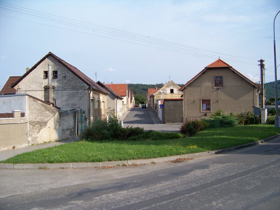 File:Počaply, Dvořákova, od Fügnerovy.jpg